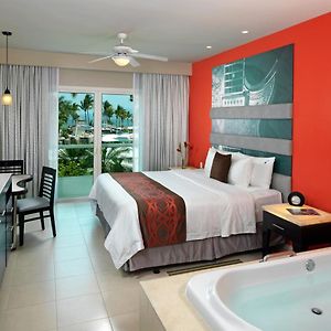 Pool view King Room